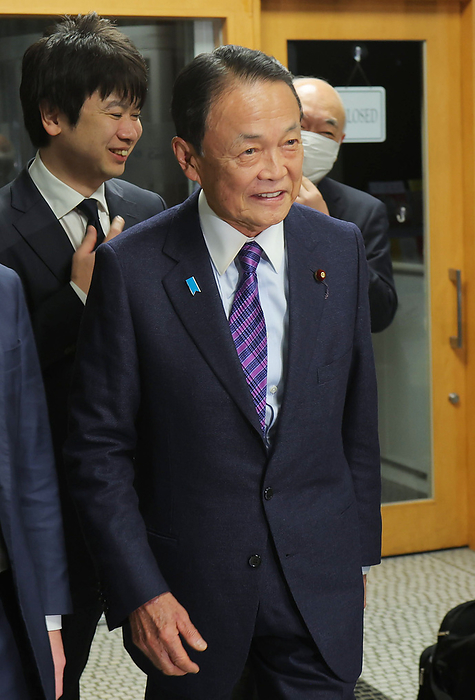 LDP and the LDP slush fund case: Political Revitalization Headquarters meets. Taro Aso leaves the meeting of the Political Revitalization Headquarters