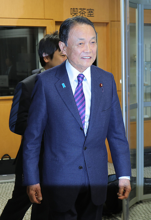 LDP and the LDP slush fund case: Political Revitalization Headquarters meets. Taro Aso leaves the meeting of the Political Revitalization Headquarters