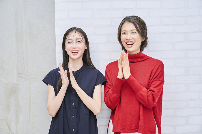 Japanese women applauding (People)