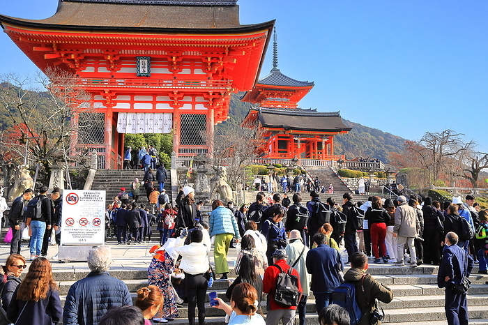Crowded with tourists in Kyoto Kiyomizu dera Temple is crowded with foreign and Japanese tourists in Kyoto Prefecture, Japan, December 6, 2023.  Photo by Hideaki Tanaka AFLO 