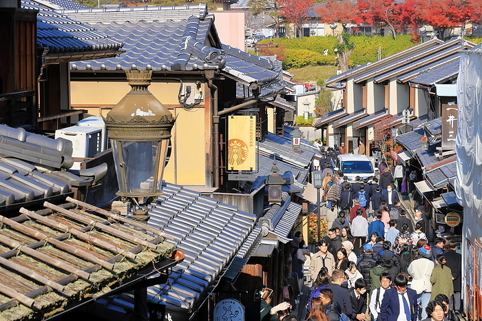 Crowded with tourists in Kyoto Ninen zaka is crowded with foreign and Japanese tourists in Kyoto Prefecture, Japan, December 6, 2023.  Photo by Hideaki Tanaka AFLO 