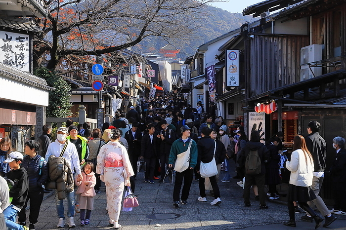 Crowded with tourists in Kyoto Kiyomizu zaka is crowded with foreign and Japanese tourists in Kyoto Prefecture, Japan, December 6, 2023.  Photo by Hideaki Tanaka AFLO 