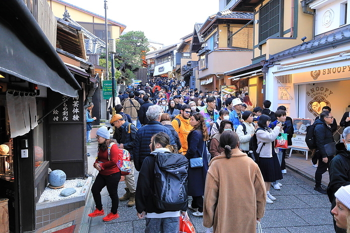 Crowded with tourists in Kyoto Kiyomizu zaka is crowded with foreign and Japanese tourists in Kyoto Prefecture, Japan, December 6, 2023.  Photo by Hideaki Tanaka AFLO 