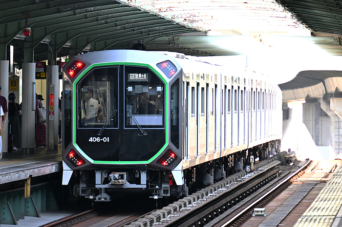 Series 400 local train departing from an Osaka Metro station in Osaka Prefecture  follow up  Taken at Bentencho Station