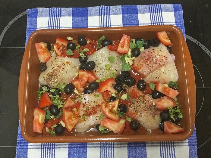 Cod fish in a clay dish with olives, tomatoes and basil, fish dish, Mediterranean cuisine, fish dishes, recipe ideas, from the book Recipes that life writes, Spanish cuisine, cooking ideas from Spain, fish dish, Spain, Europe