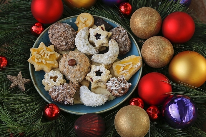 Swabian Christmas biscuits decorated with Christmas balls, Bredele, Gutsle, sweet biscuits, Spitzbuben, Bärentatzen, Vanillekipfel, hazelnut rolls