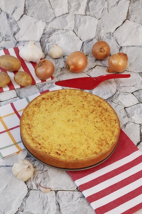 Swabian cuisine, Härtsfeld potato cake with curd dough base, savoury cake, bake, out of the oven, hearty, vegetarian, healthy, cake scoop, cake lifter, onions and potatoes in the back, garlic, typical Swabian, traditional cuisine, food photography, studio, Germany, Europe