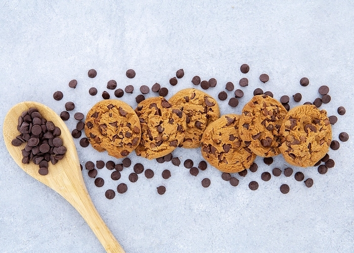 Arrangement cookies surrounded by chocolate chips spoon