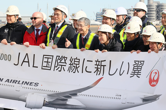Japan Airlies  JAL  launches Airbus A350 1000 for its New York route January 24, 2024, Tokyo, Japan    Japan Airlines  JAL  president Yuji Akasaka  C  and employees pose for photo after they sen off the company s Airbus A350 1000 which leaves Tokyo s Haneda airpor to New York on Wednesday, January 24, 2024. JAL received two Airbus A350 1000 next generation jetliners last month and launched the operation on January 24.    photo by Yoshio Tsunoda AFLO 