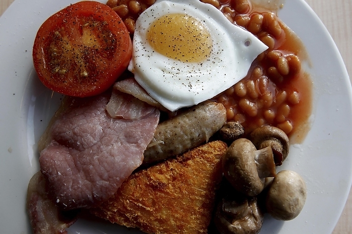English breakfast, Full English Breakfast, breakfast sausages, mirrors, fried eggs sunny side up, bacon, bacon, fried tomato, baked beans, beans in tomato sauce, mushrooms, ferry Calais-Dover, Great Britain