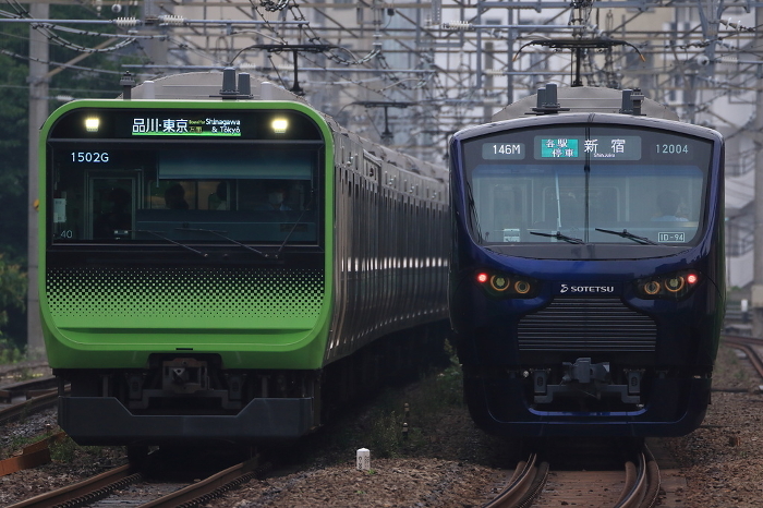 A scene of trains arriving and departing one after another in the center of Tokyo
