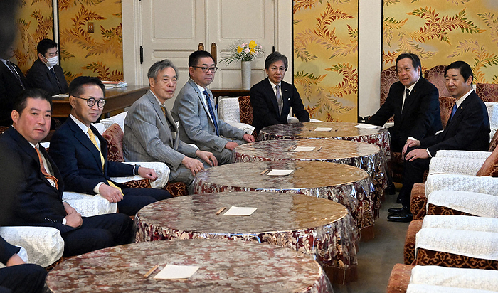 Yasukazu Hamada, Chairman of the National Diet Committee, and Jun Azumi, Chairman of the National Diet Committee of the Constitutional Democratic Party of Japan, and others LDP National Diet Committee Chairman Yasukazu Hamada  second from right  and Rikken Democratic Party of Japan National Diet Committee Chairman Jun Azumi  third from right  attend a meeting in the Diet at 10:01 a.m. on January 26, 2024.