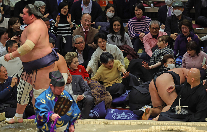 Grand Sumo Tournament, 1st day of the tournament, Chishuuraku January 28, 2024 January 28, 2024 January 28, 2024 January 28, 2024 January 28, 2024 January 28, 2024 January 28, 2024 January 28, 2024 January 28, 2024 January 28, 2024 January 28, 2024 January 28, 2024 January 28, 2024 Sumo tournament, Chishuuraku  Ternofuji  leaning over  Kirishima  Kirishima in defeat runs into near Mrs. Devi Place  Ryogoku Kokugikan