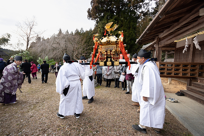 Kasayama Arakamisha Grand Festival, Gowari, Sakurai City, Nara Pref. The portable shrine carrying Itamen Arakami leaves Chikurinji Temple for the main shrine of Kasayama Arakami Shrine.