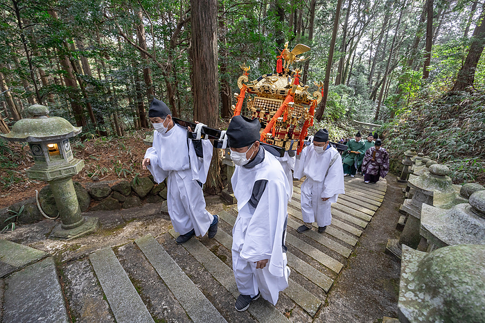 Kasayama Arakamisha Grand Festival, Gowari, Sakurai City, Nara Pref. The procession proceeds along the approach to the Kasayama Arakamisha Shrine and heads for the main shrine.