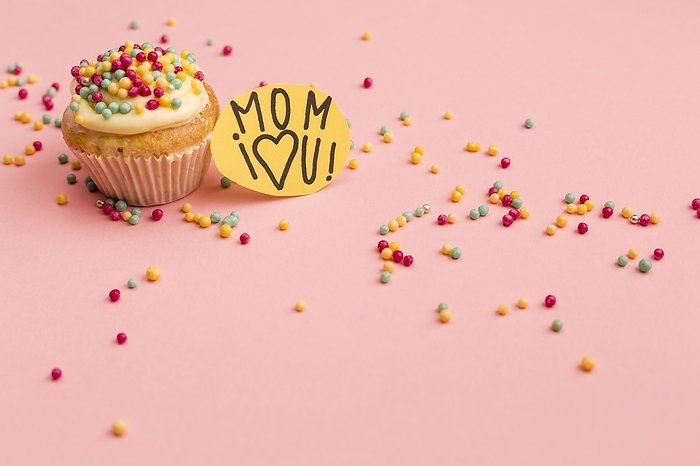 Mom i love you note with tasty cupcake, by Oleksandr Latkun