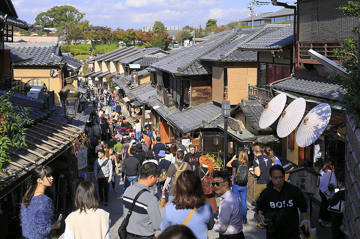 Crowded with tourists in Kyoto Ninen zaka is crowded with foreign and Japanese tourists in Kyoto Prefecture, Japan, November 9, 2023.  Photo by Masahiro Dambayashi AFLO 