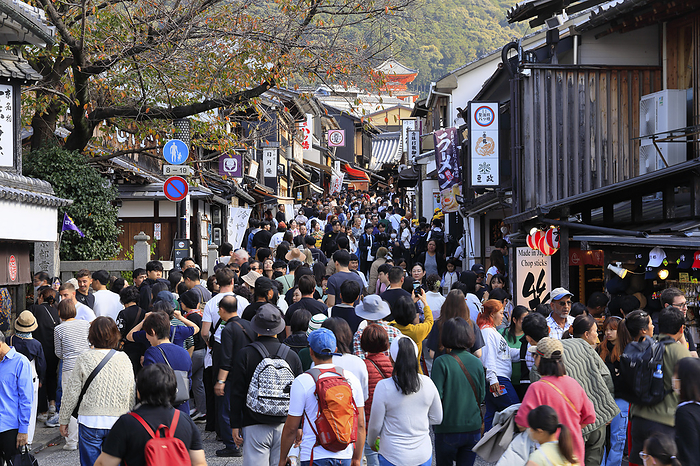 Crowded with tourists in Kyoto Kiyomizu zaka is crowded with foreign and Japanese tourists in Kyoto Prefecture, Japan, November 9, 2023.  Photo by Masahiro Dambayashi AFLO 