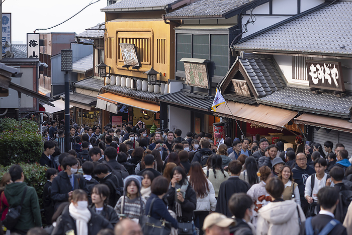 Crowded with tourists in Kyoto Kiyomizu zaka is crowded with foreign and Japanese tourists in Kyoto Prefecture, Japan, December 6, 2023.  Photo by Shigeki Tanaka AFLO 