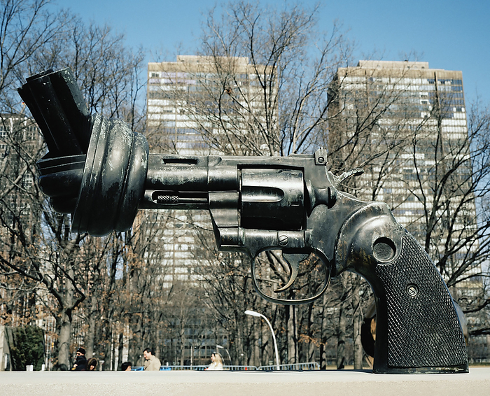 New York, U.S.A. The knotted gun sculpture  Non violence , Carl Fredrik Reutersward, outside United Nations Headquarters, New York, U.S.A., by John Stubbs   Design Pics