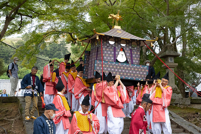 Nara Pref. Temukeyama Hachimangu Shrine Toshiwakekai Shinko Matsuri  portable shrine procession  Approach to Temukeyama Hachimangu Shrine