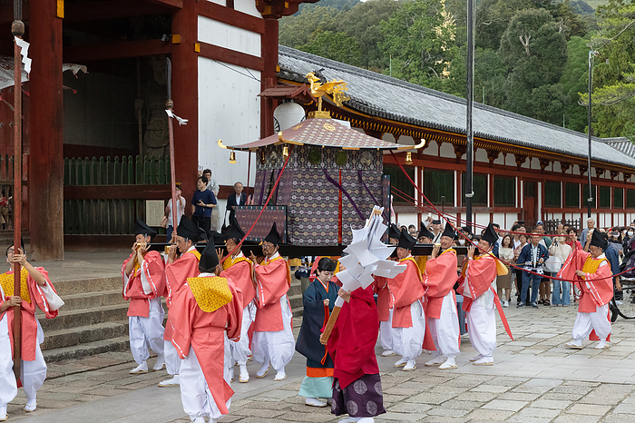 Nara Pref. Temukeyama Hachimangu Shrine Toshiwakekai Shinko Matsuri  portable shrine procession  Near the middle gate of Todaiji Temple