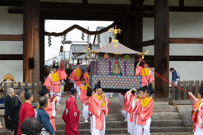 Nara Prefecture Temukeyama Hachiman Shrine Tengai Kanko  return of the portable shrine  Todaiji Tengyumon Gate