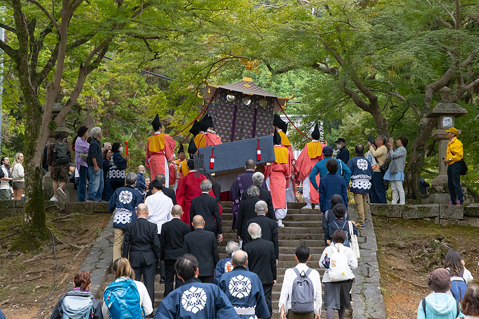 Nara Prefecture Temukeyama Hachiman Shrine Tengai Kanko  return of the portable shrine  Approach to Temukeyama Hachimangu Shrine