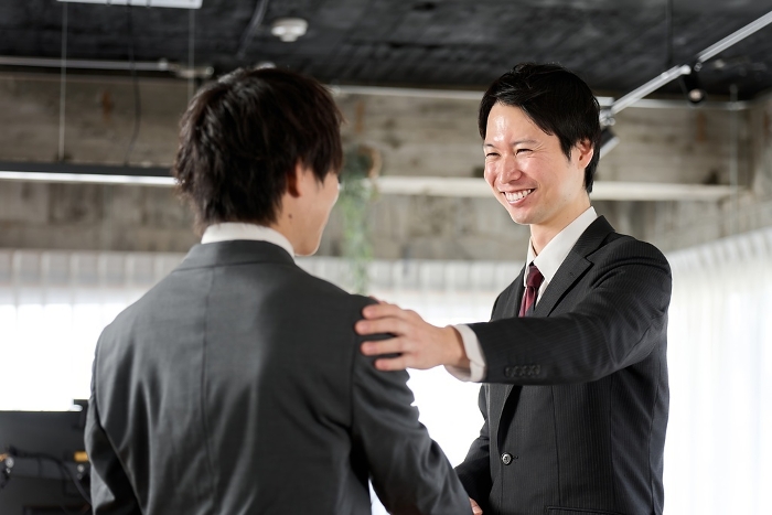 Asian businessman encouraging his subordinate （Male / Japanese / Personality)