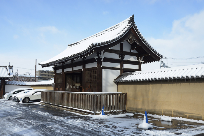 Niomon Gate of Tofukuji Temple in snow, Higashiyama-ku, Kyoto