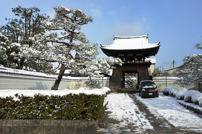 The gate of Manjusenji Temple, Tofukuji Temple in the snow Higashiyama-ku, Kyoto