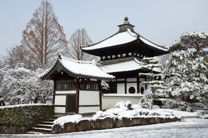 Snowy Tofuku-ji Temple, Tonbokuro and Sutra Repository Higashiyama-ku, Kyoto