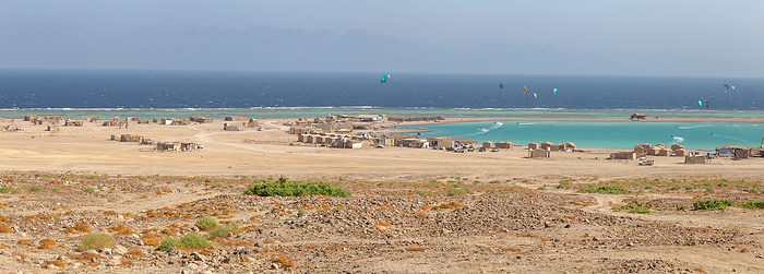 Panoramic of kitesurfers at clear water beach of Dahab, by Cavan Images / Marco Rof