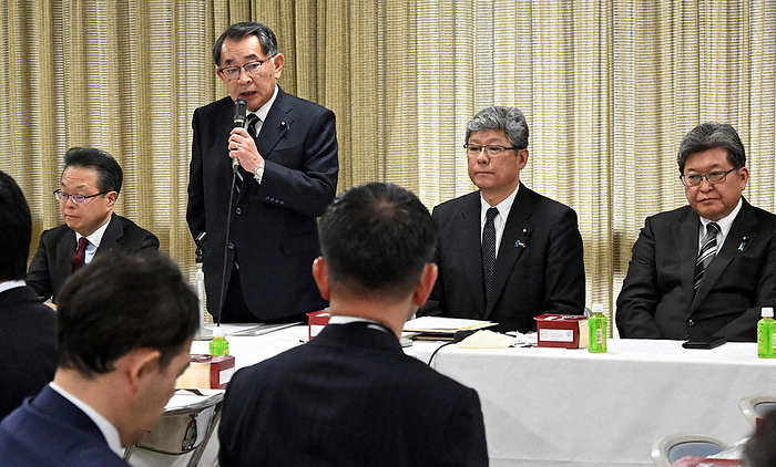 Chairperson Tachi Shioya speaks at a general meeting of the Abe faction of the Liberal Democratic Party Tadashi Shiotani  second from left , chairman of the LDP s Abe faction, speaks at a general meeting of the LDP s Abe faction at the party s headquarters in Chiyoda ku, Tokyo at 0:56 p.m. on February 1, 2024  photo by Mikiharu Takeuchi.