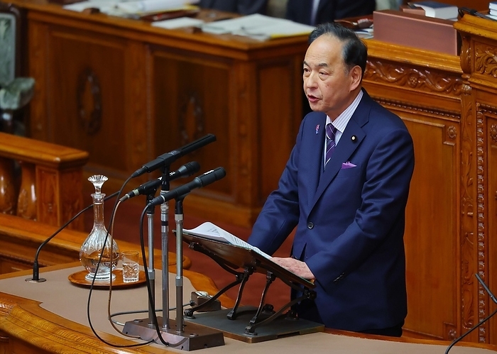 Representative question at the plenary session of the House of Councillors in the 213th ordinary session of the Diet Representative Question at the Plenary Session of the House of Councillors  Hitoshi Asada of the Japan Restoration Association asks a question  