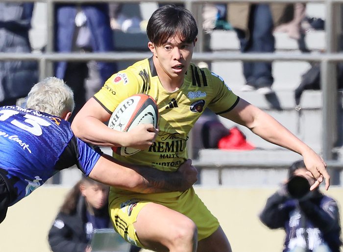 Cross Border Rugby match between Blues and Ricoh Black Rams February 3, 2024, Tokyo, Japan   Tokyo Suntory Sungoliath wing Ryosuke Kawase carries the ball during the Cross Border Rugby match against Auckland Blues at the Prince Chichibu rugby stadium in Tokyo on Saturday, February 3, 2024. Blues defeated Sungoliath 43 7.      photo by Yoshio Tsunoda AFLO 