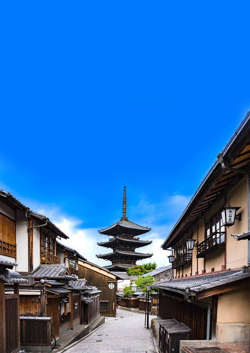 The five-story pagoda of Hokanji Temple on Yasaka Dori, a popular sightseeing spot in Kyoto for foreign tourists.