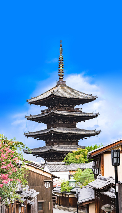 The five-story pagoda of Hokanji Temple on Yasaka Dori, a popular sightseeing spot in Kyoto for foreign tourists.