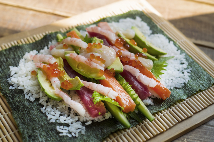 making futomaki sushi