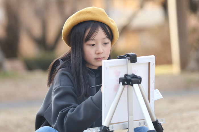 Girl painting a picture