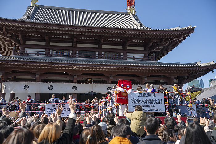 2024 Setsubun, Zojoji Temple, Tokyo General view, February 03, 2024 February 03, 2024   Setsubun or  Bean throwing  festival held at Zojoji temple in Tokyo, Japan. Setsubun is a traditional Japanese festival celebrated on February 3rd or 4th, marking the end of winter according to the lunar calendar and the beginning of spring. The main ritual of Setsubun involves a practice called  mamemaki,  which translates to  bean throwing. During mamemaki, people throw roasted soybeans, called  fukumame , both inside and outside of one s home while shouting   Fuku wa uchi   which means  Out with demons  In with good luck   This custom is believed to ward off evil spirits and bring good fortune for the upcoming year. This custom is believed to ward off evil spirits and bring good fortune for the upcoming year.  Photo by Keiichi Miyashita AFLO 