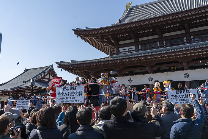 2024 Setsubun, Zojoji Temple, Tokyo General view, February 03, 2024 February 03, 2024   Setsubun or  Bean throwing  festival held at Zojoji temple in Tokyo, Japan. Setsubun is a traditional Japanese festival celebrated on February 3rd or 4th, marking the end of winter according to the lunar calendar and the beginning of spring. The main ritual of Setsubun involves a practice called  mamemaki,  which translates to  bean throwing. During mamemaki, people throw roasted soybeans, called  fukumame , both inside and outside of one s home while shouting   Fuku wa uchi   which means  Out with demons  In with good luck   This custom is believed to ward off evil spirits and bring good fortune for the upcoming year. This custom is believed to ward off evil spirits and bring good fortune for the upcoming year.  Photo by Keiichi Miyashita AFLO 