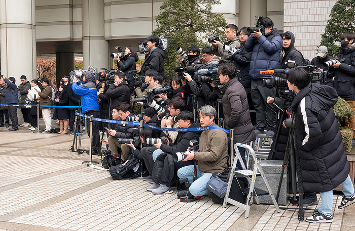 Samsung Electronics Chairman Lee Jae Yong leaves after attending his sentencing hearing at a court in Seoul Sentencing hearing of Lee Jae Yong, Feb 5, 2024 : Media persons wait for Samsung Electronics Chairman Lee Jae Yong or Jay Y. Lee  not in photo  after his sentencing hearing at the Seoul Central District Court in Seoul, South Korea. The court on Monday acquitted the Samsung Electronics chairman in connection with the 2015 merger of two Samsung affiliates, Cheil Industries Inc. and Samsung C T Corp, allegedly carried out to help Lee increase control of the entire Samsung empire, local media reported.  Photo by Lee Jae Won AFLO 