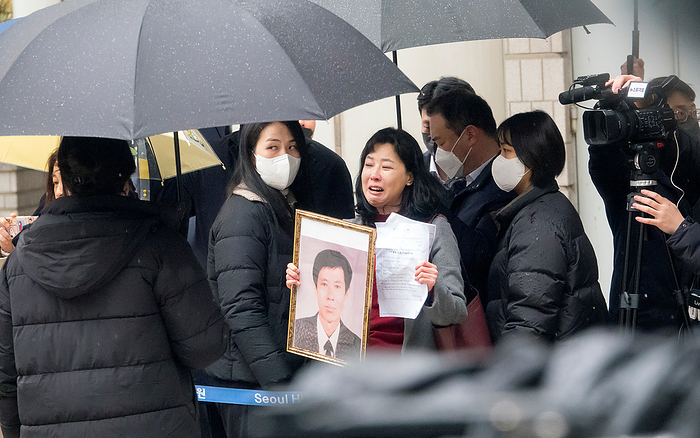 A former MC and actress Lee Mae Ri holding a protest against Samsung Group at a court in Seoul Lee Mae Ri, Feb 5, 2024 : Court security guards surround a former MC and actress Lee Mae Ri who was holding a protest against Samsung Group before Samsung Electronics Chairman Lee Jae Yong or Jay Y. Lee  not in photo  arrives for his sentencing hearing at the Seoul Central District Court in Seoul, South Korea. The court on Monday acquitted the Samsung Electronics chairman in connection with the 2015 merger of two Samsung affiliates, Cheil Industries Inc. and Samsung C T Corp, allegedly carried out to help Lee increase control of the entire Samsung empire, local media reported.  Photo by Lee Jae Won AFLO 