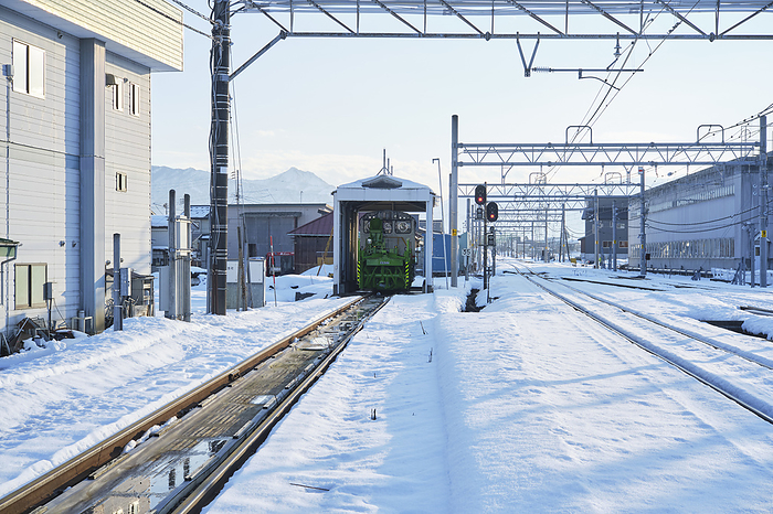 Railroad crossing during snowfall, photographed in 2024 Garage for Russell cars January 2024 Minamiuonuma City, Niigata Prefecture