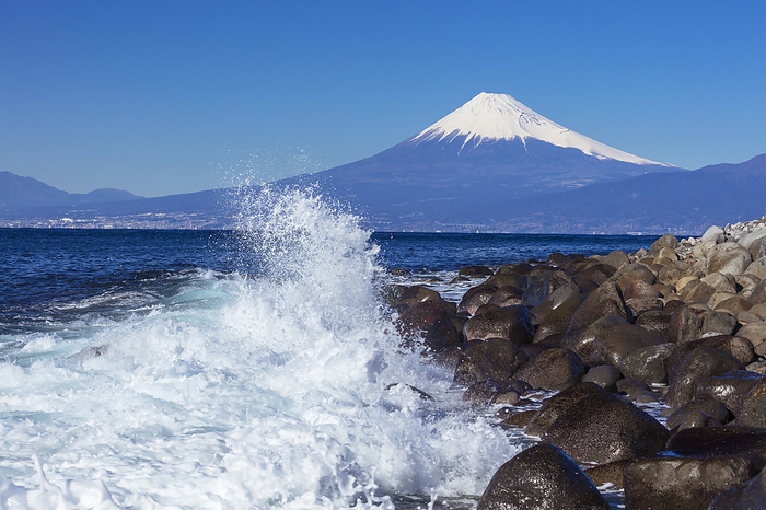 Waves from Cape Mihama, Shizuoka Prefecture and Mt.