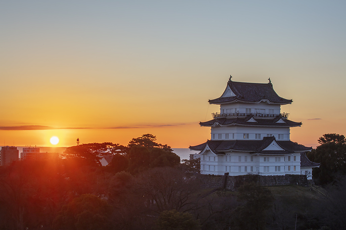 Odawara Castle and the rising sun from the ruins of the East Circle of Hachimanyama Kaku, Kanagawa Prefecture