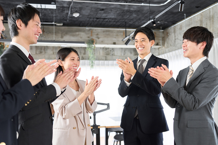 Asian businessperson applauding (Japanese / People)