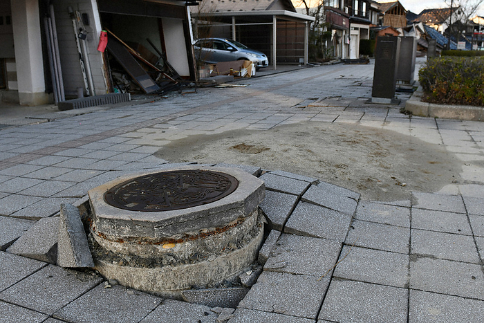 Major Earthquake of Magnitude 7 in Noto District, Wajima City, Ishikawa Prefecture A manhole on a road near the  Asaichi Street  has popped out, leaving traces of soil and sand that are believed to have erupted due to liquefaction.