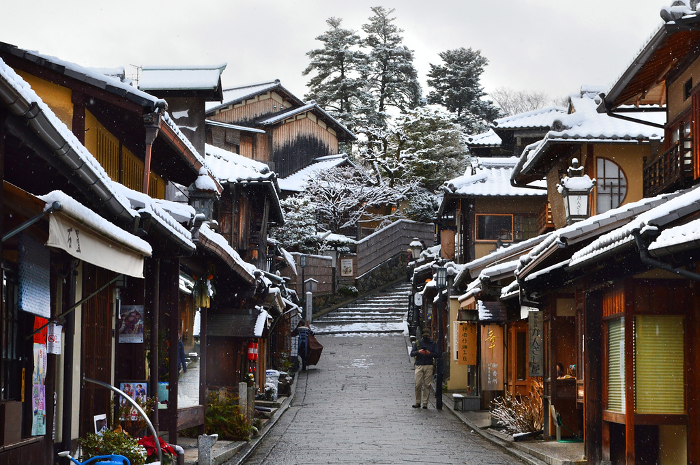 Snowy January Going up Nichinenzaka slope in Higashiyama-ku, Kyoto